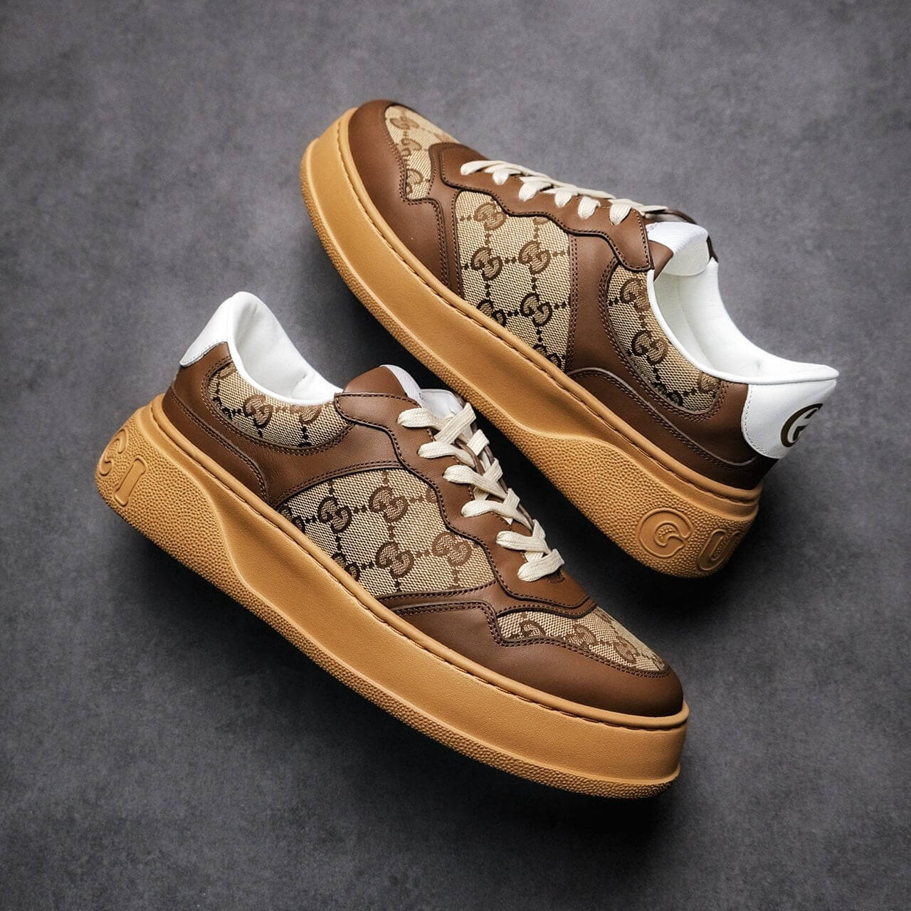 Zapatillas retro con letras marrones