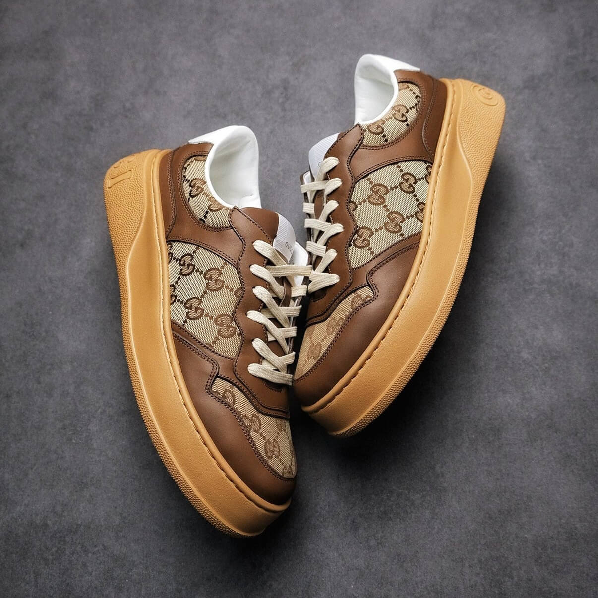 Zapatillas retro con letras marrones