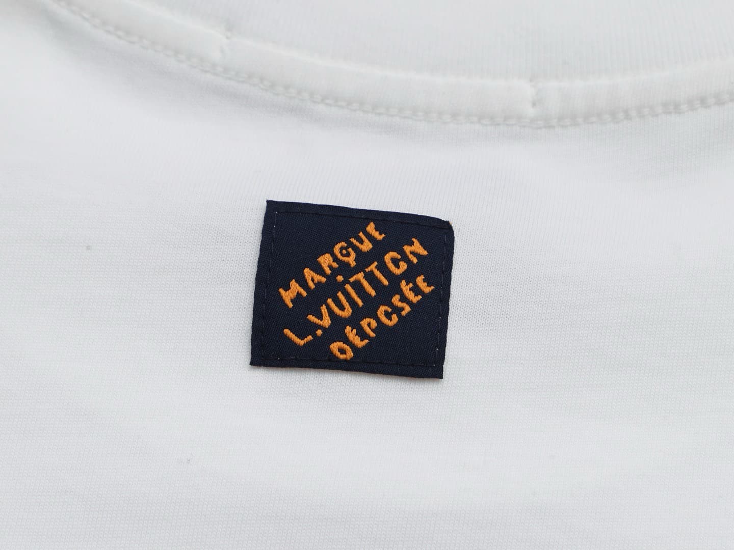 T-shirt artisanal brodé à paillettes