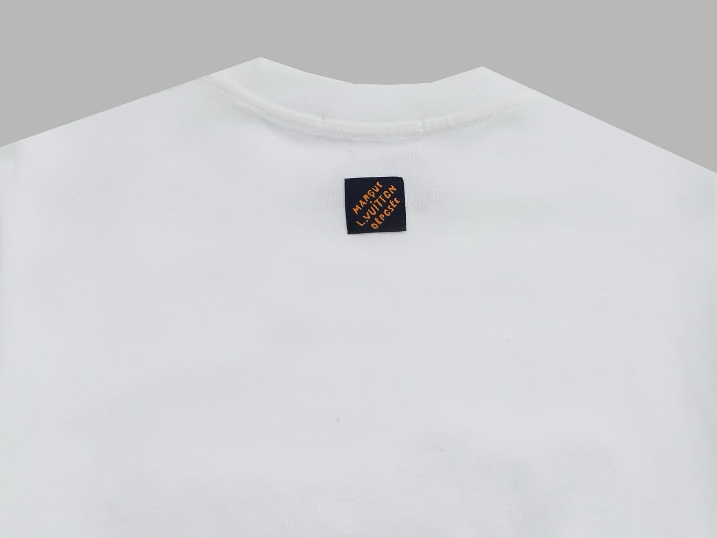 T-shirt artisanal brodé à paillettes