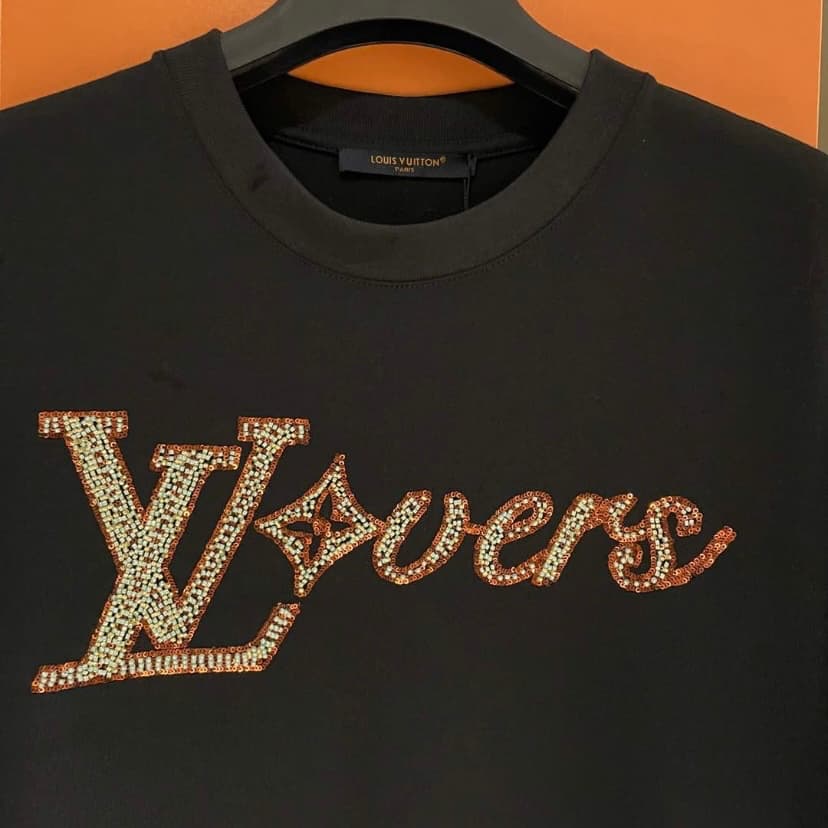 T-shirt artisanal brodé à paillettes