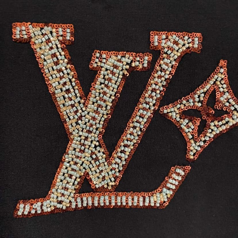 T-shirt artisanal brodé à paillettes
