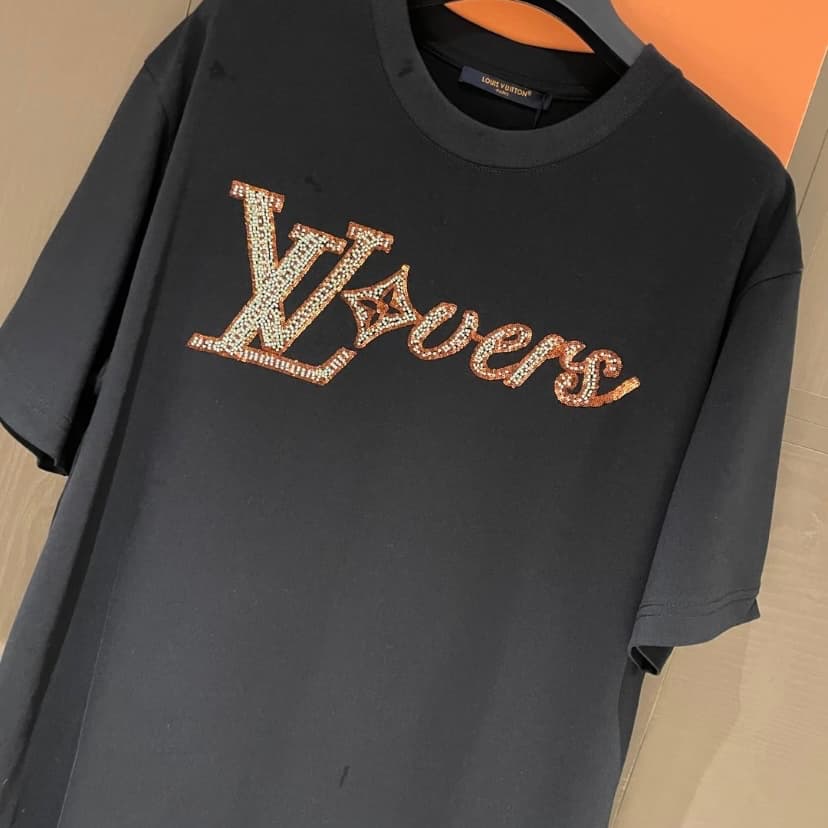 T-shirt artisanal brodé à paillettes