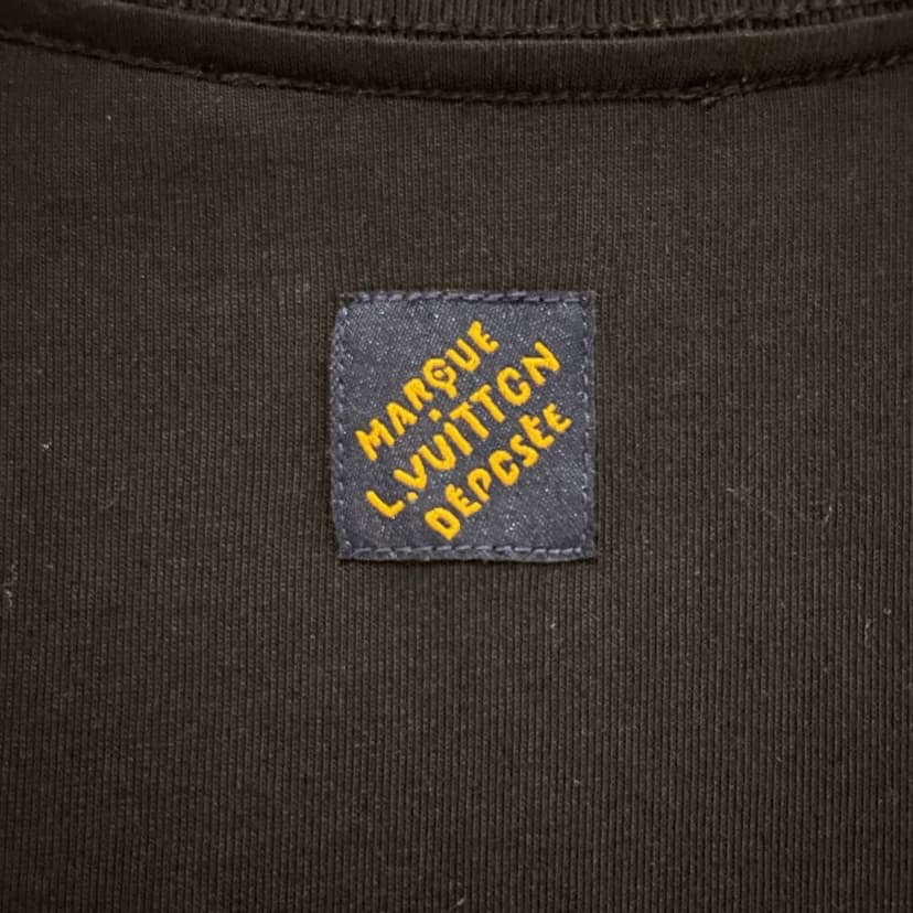 T-shirt artisanal brodé à paillettes
