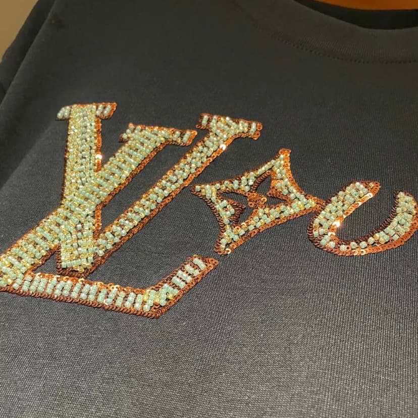 T-shirt artisanal brodé à paillettes