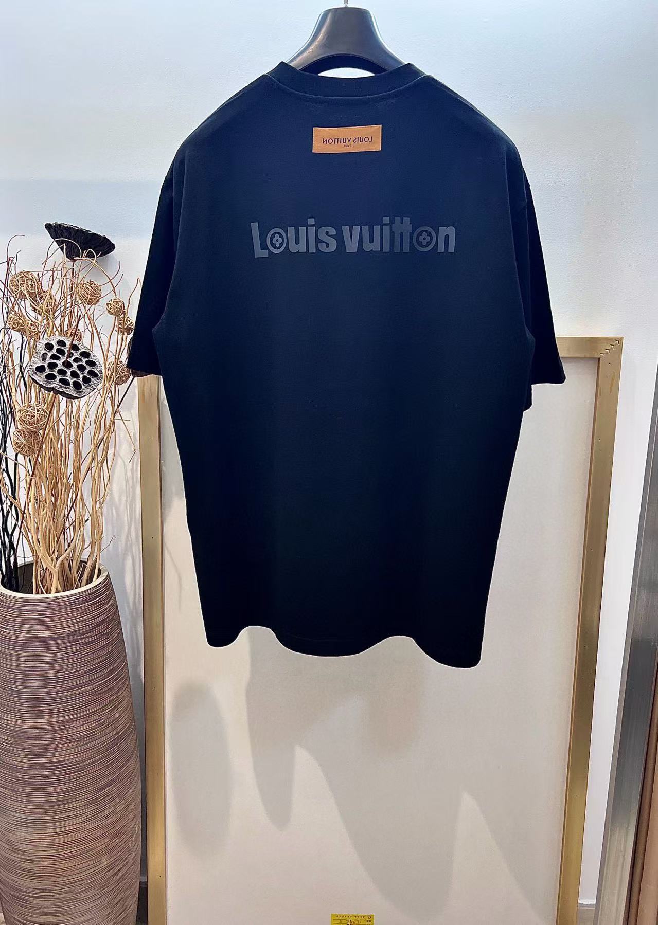 Camiseta con letras en relieve