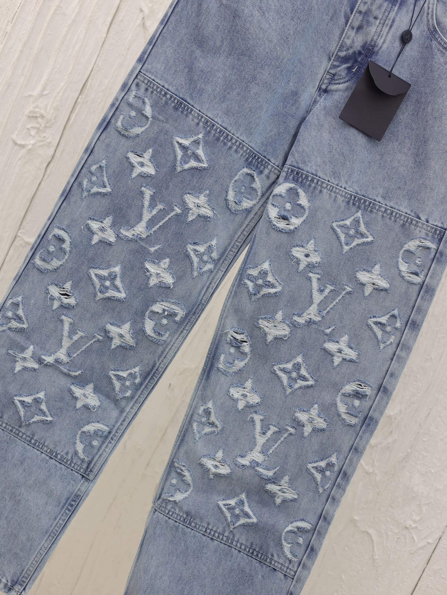 Pantalones vaqueros ligeramente desgastados