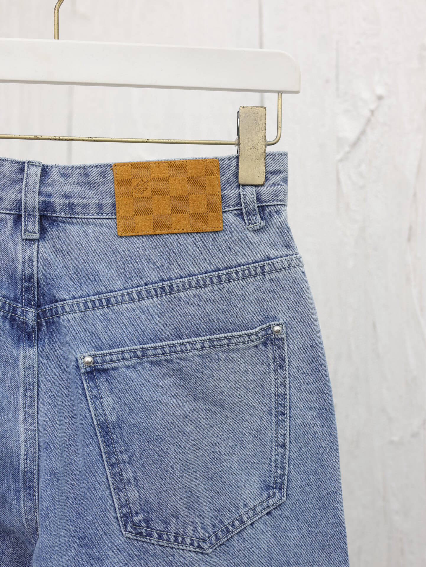 Pantalones vaqueros ligeramente desgastados