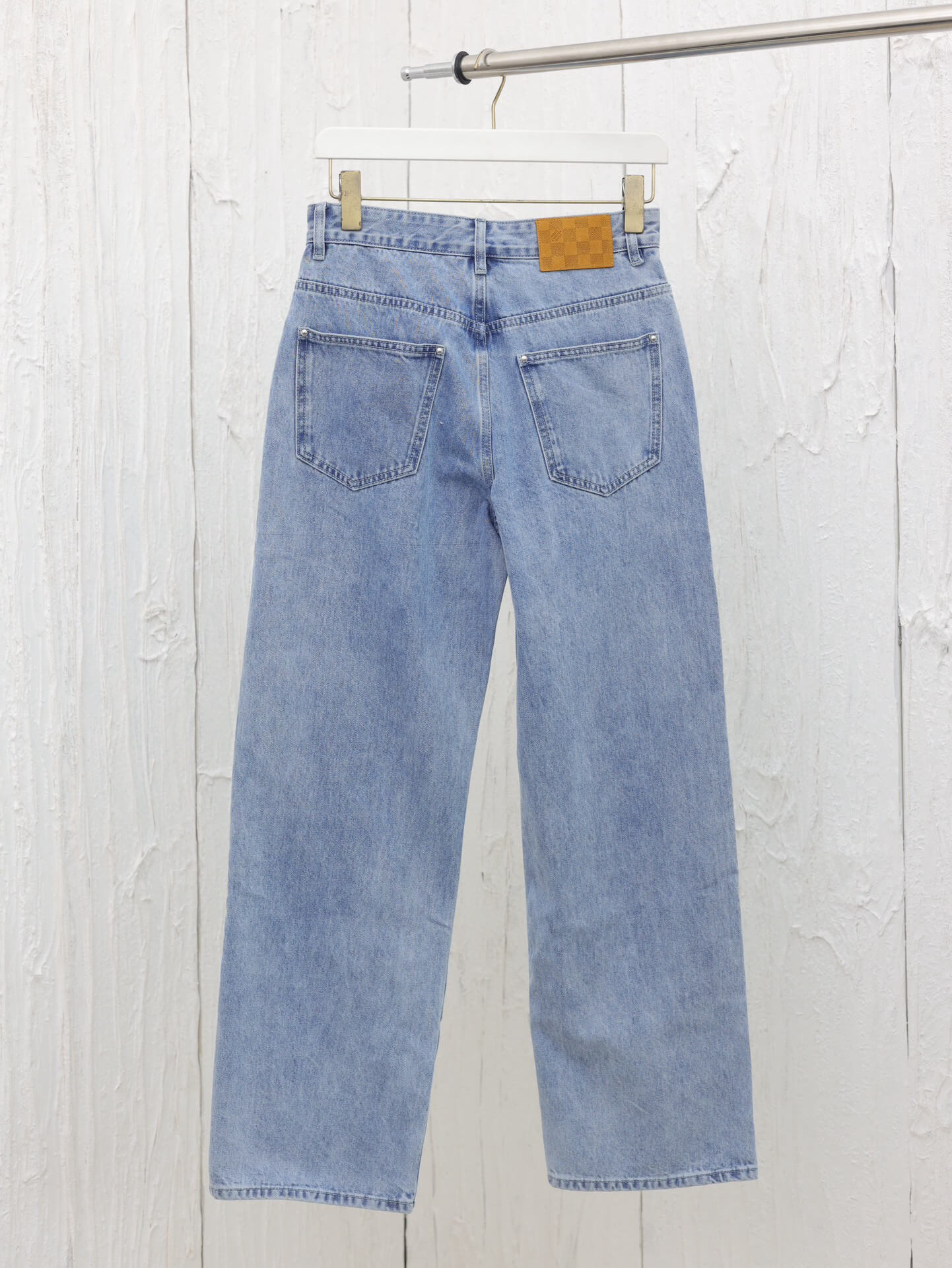 Pantalones vaqueros ligeramente desgastados
