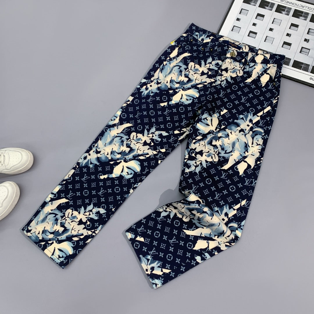 Vaqueros con estampado floral por todas partes