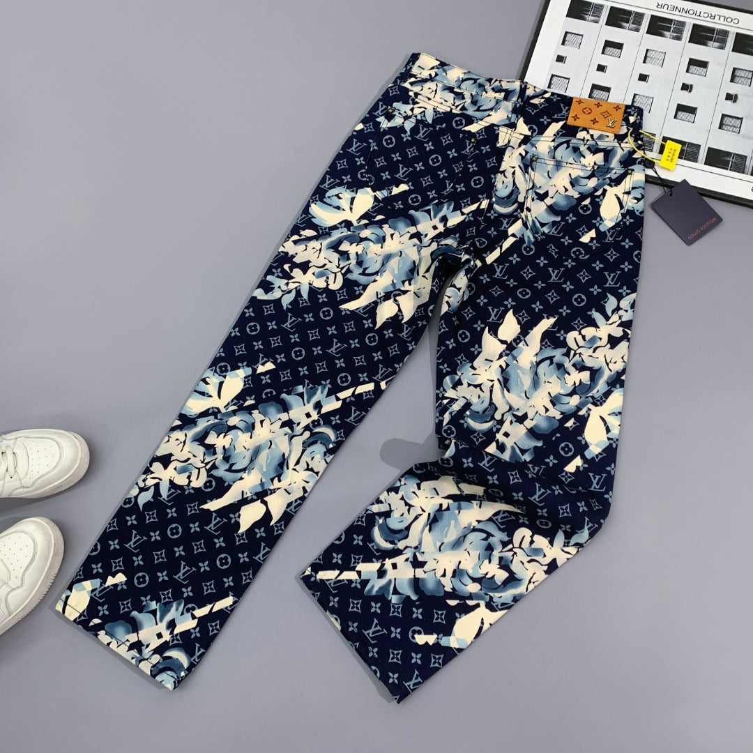 Vaqueros con estampado floral por todas partes