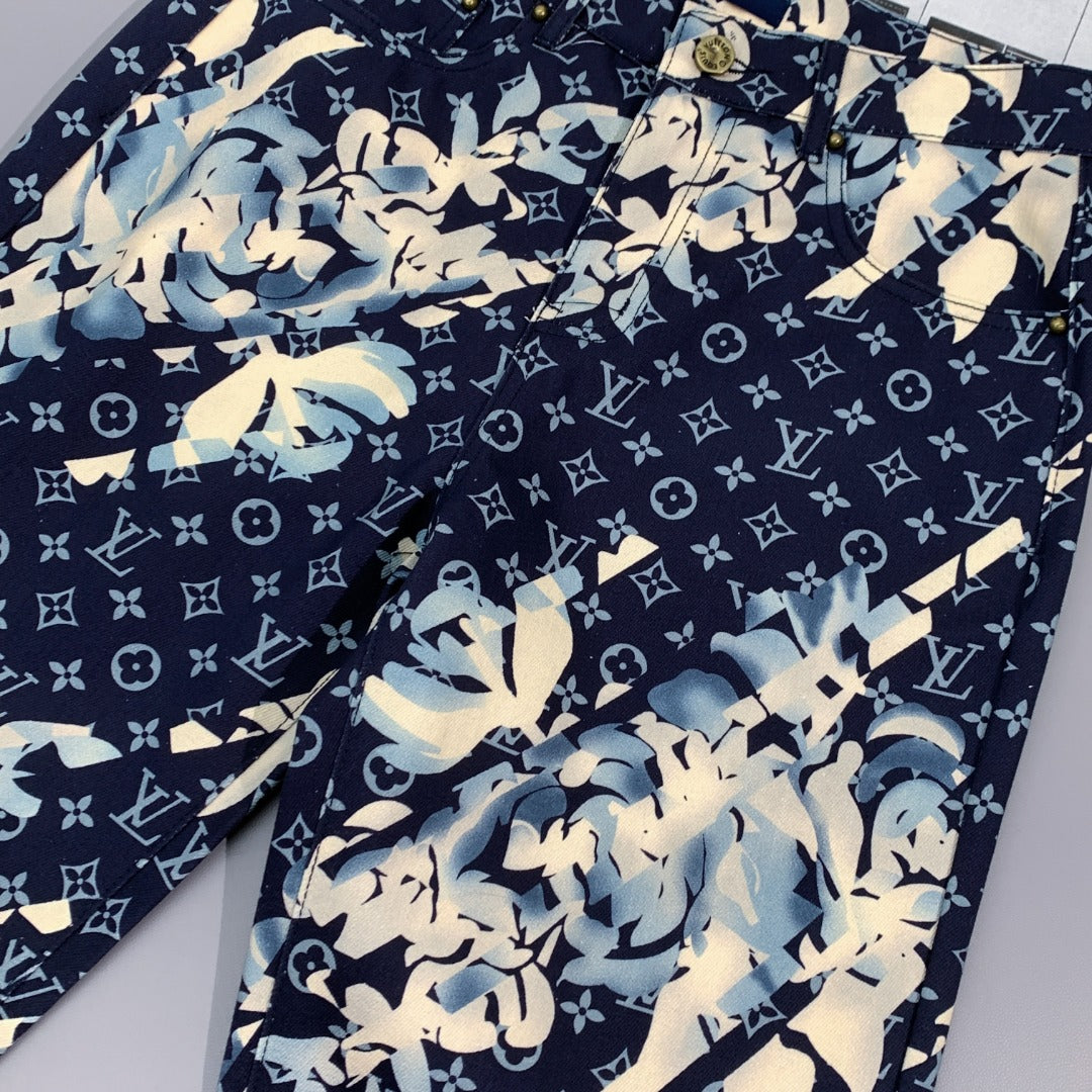 Vaqueros con estampado floral por todas partes