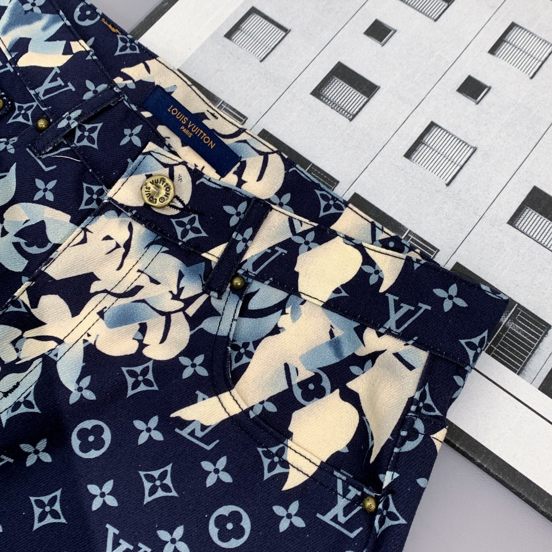 Vaqueros con estampado floral por todas partes