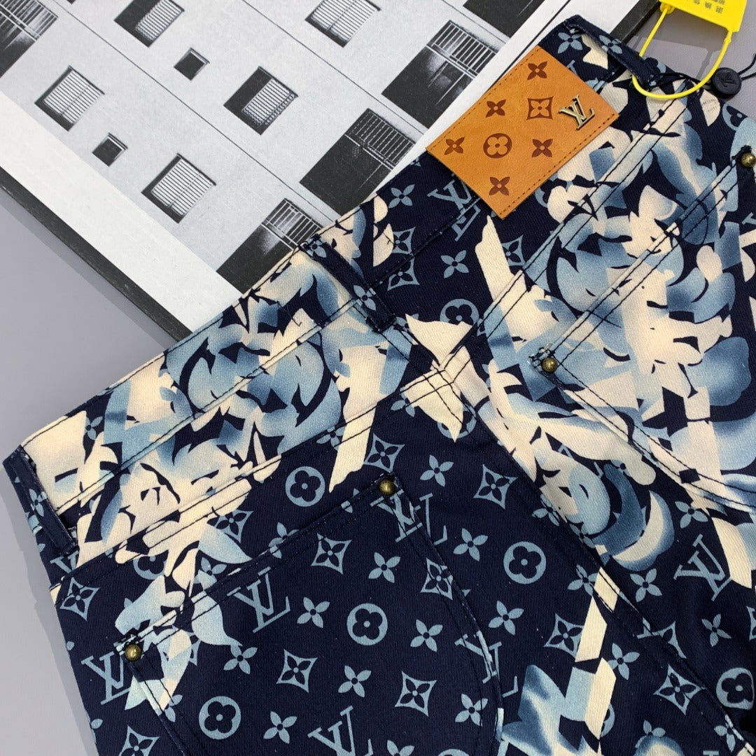 Vaqueros con estampado floral por todas partes