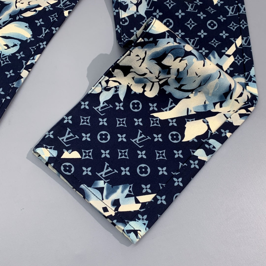 Vaqueros con estampado floral por todas partes