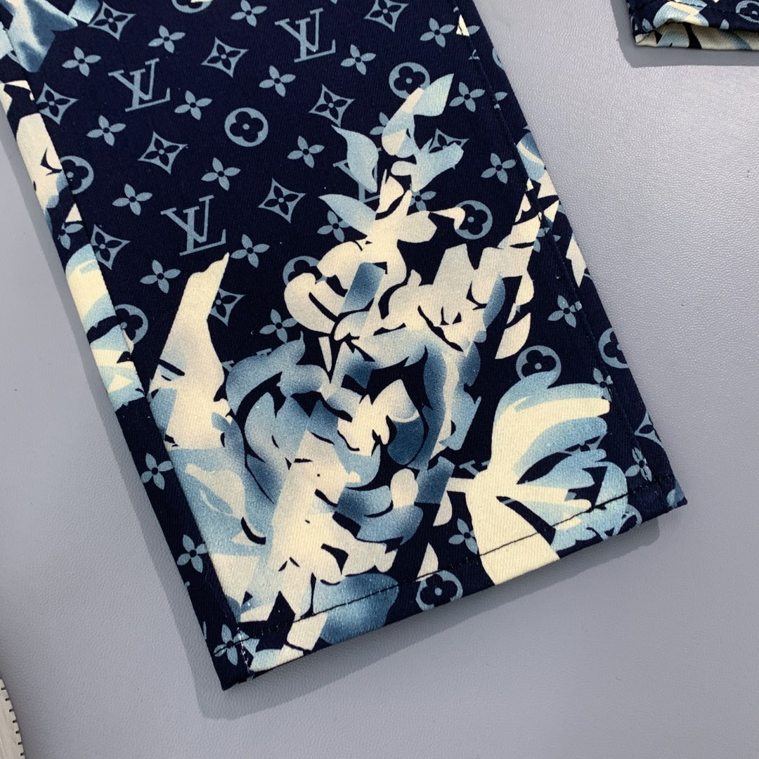 Vaqueros con estampado floral por todas partes