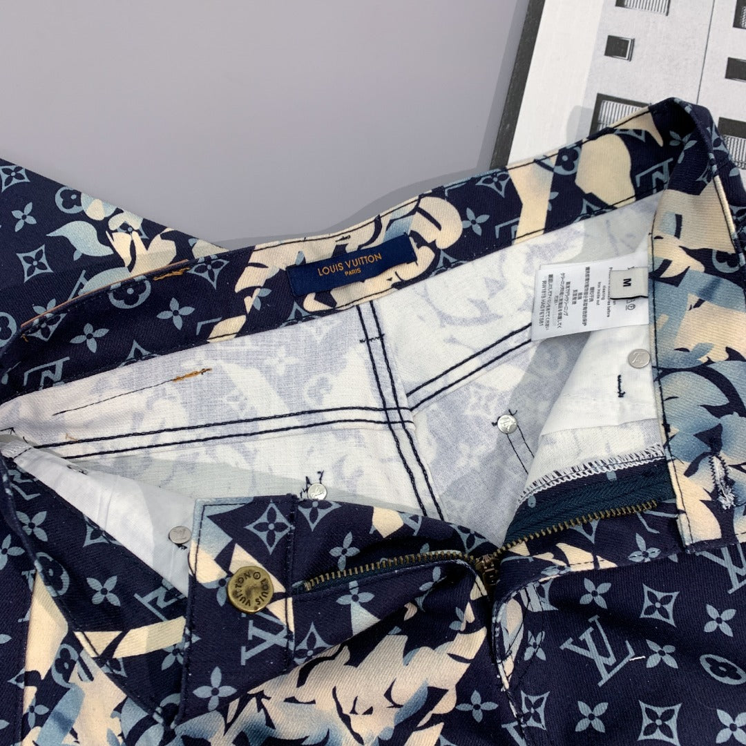 Vaqueros con estampado floral por todas partes