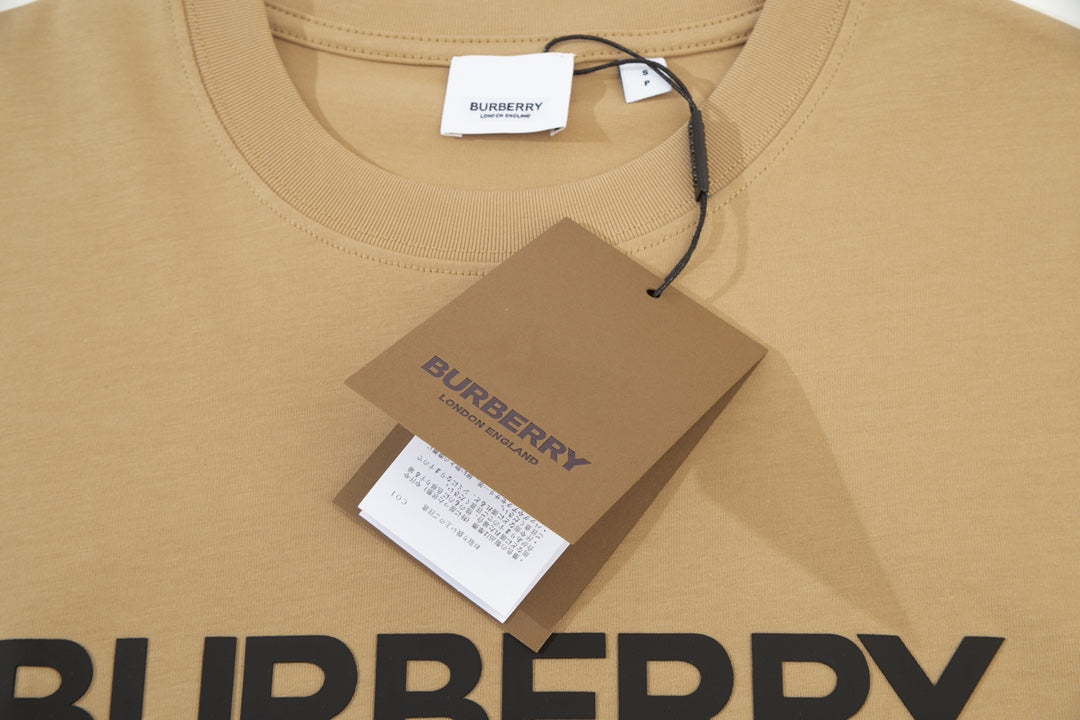 Camiseta con estampado clásico marrón
