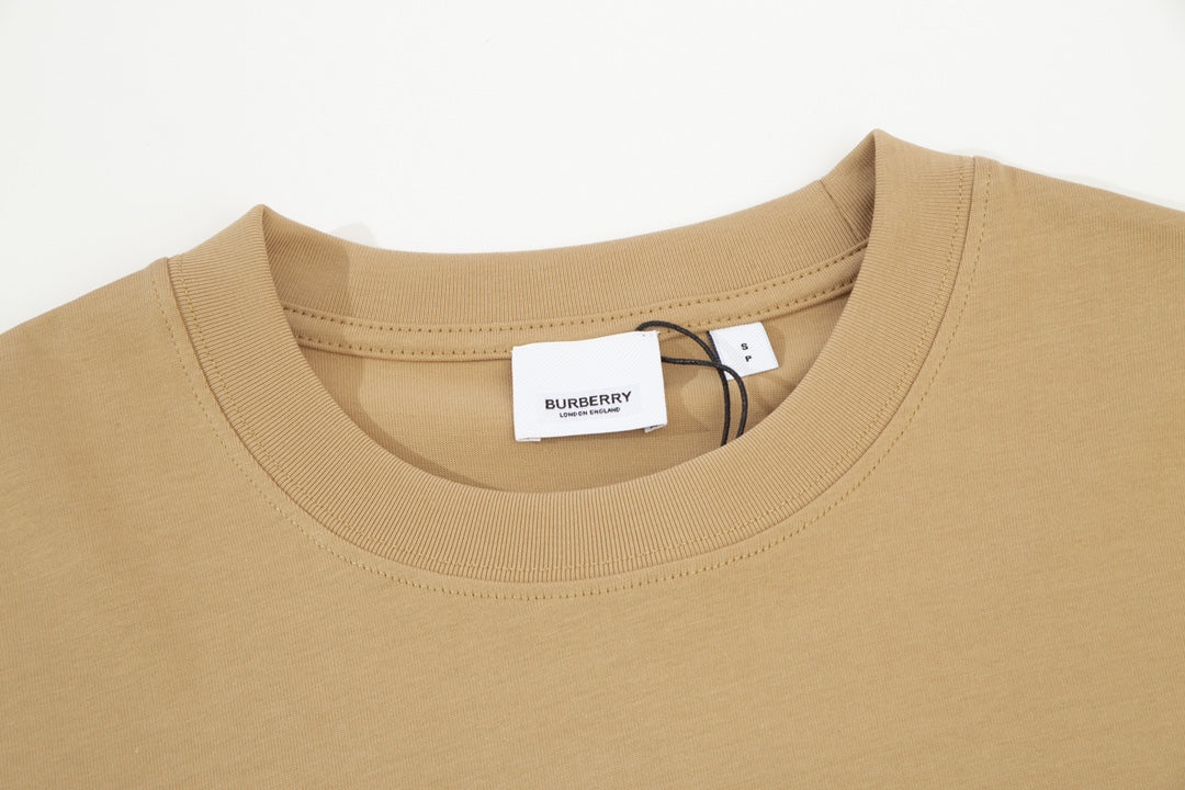 Camiseta con estampado clásico marrón