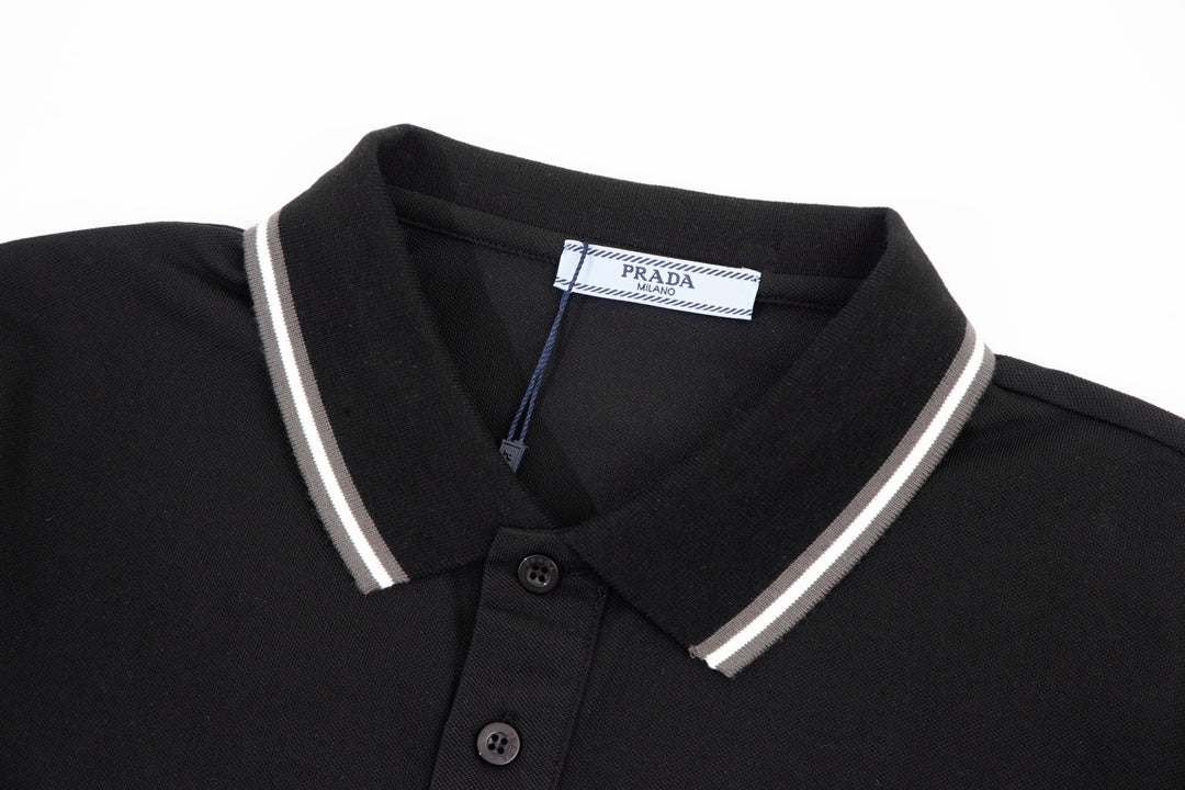 Polo con triángulos metálicos