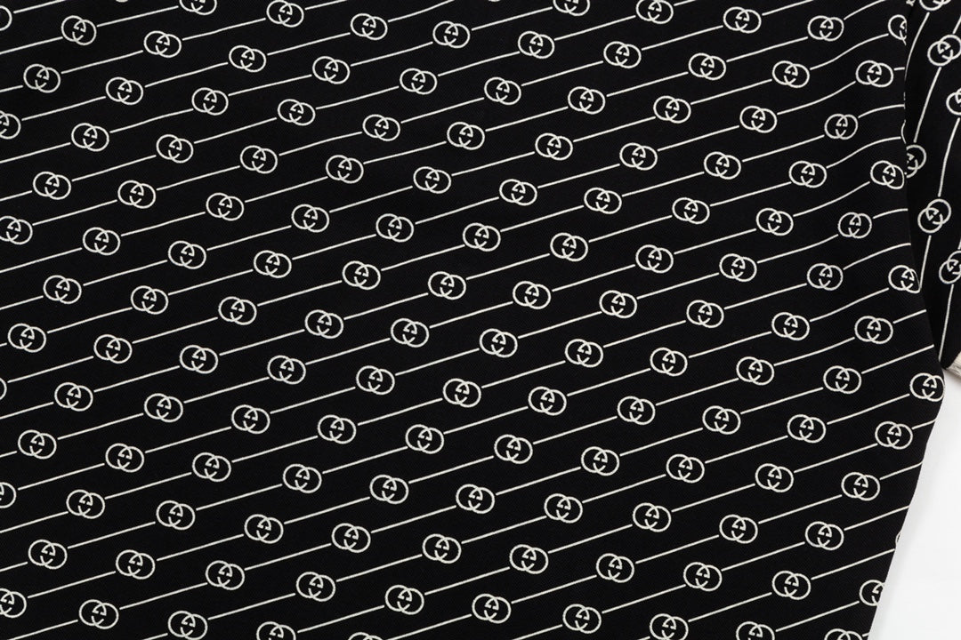 Polo clásico con estampado gráfico