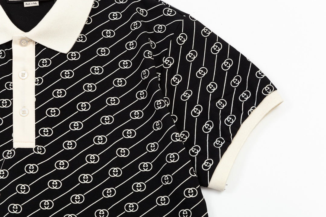 Polo clásico con estampado gráfico
