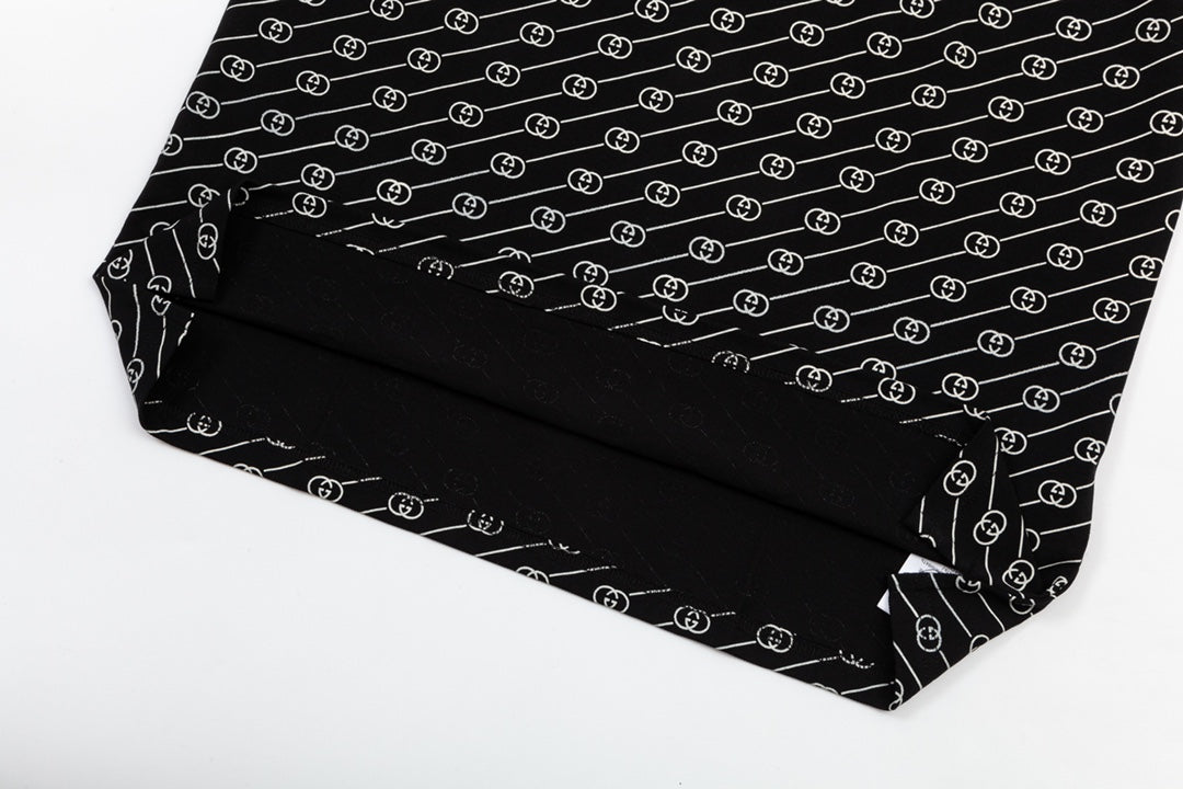 Polo clásico con estampado gráfico