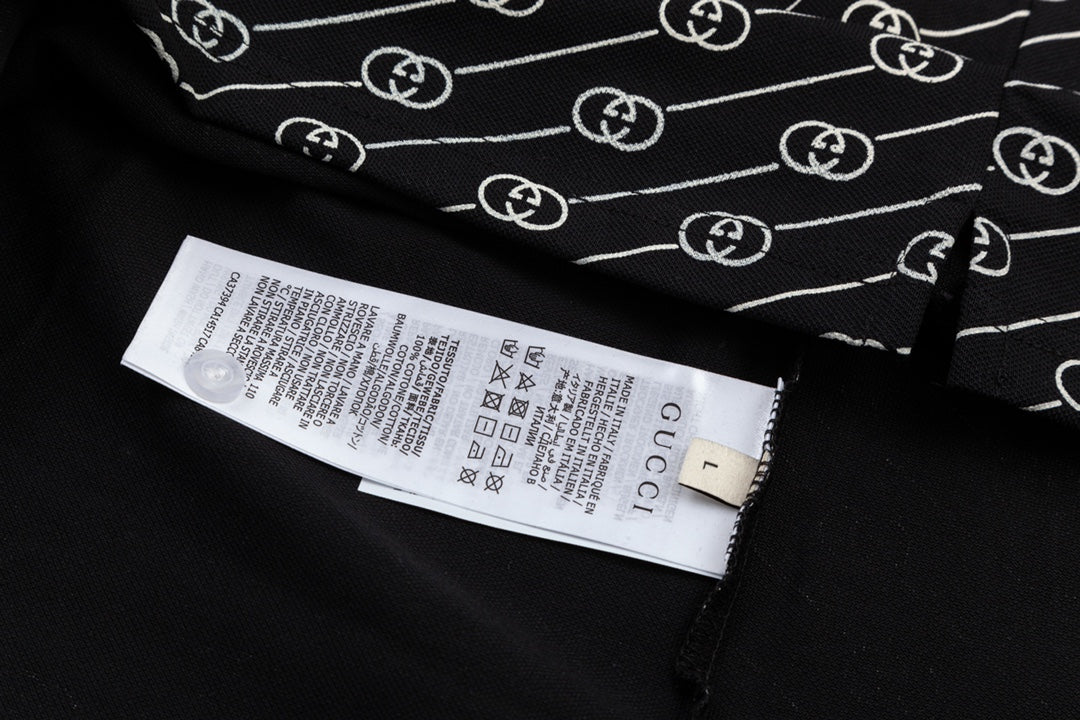Polo clásico con estampado gráfico