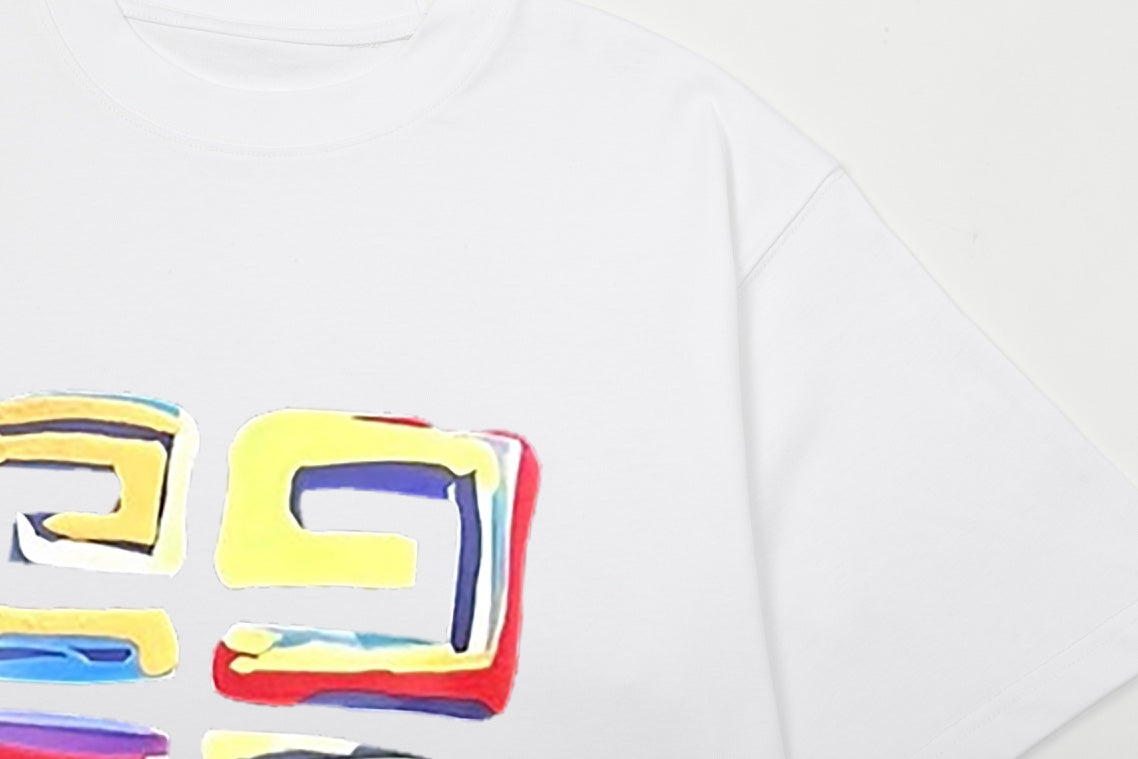 Camiseta colorida dibujada a mano