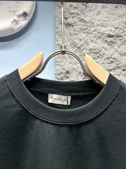 Camiseta con bordado delantero y trasero