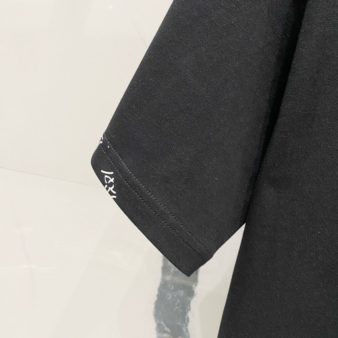 Camiseta con bordado de diseño oculto