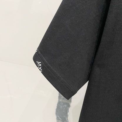 Camiseta con bordado de diseño oculto