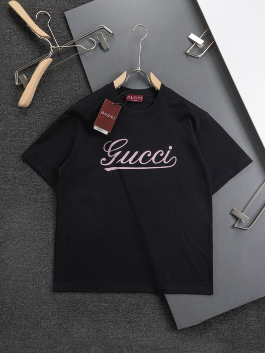 Camiseta con estampado de letras rosas