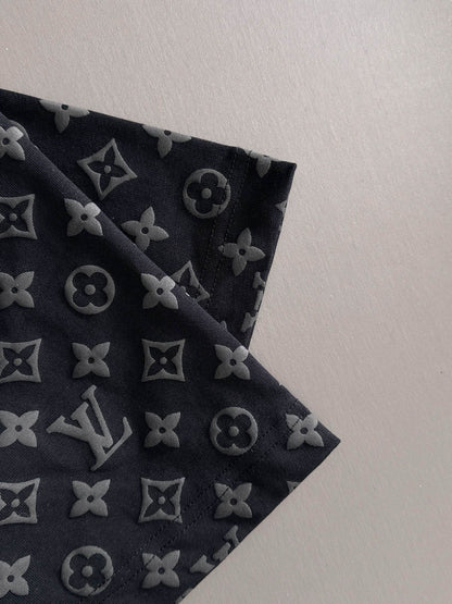 Camiseta con mangas estampadas por todas partes