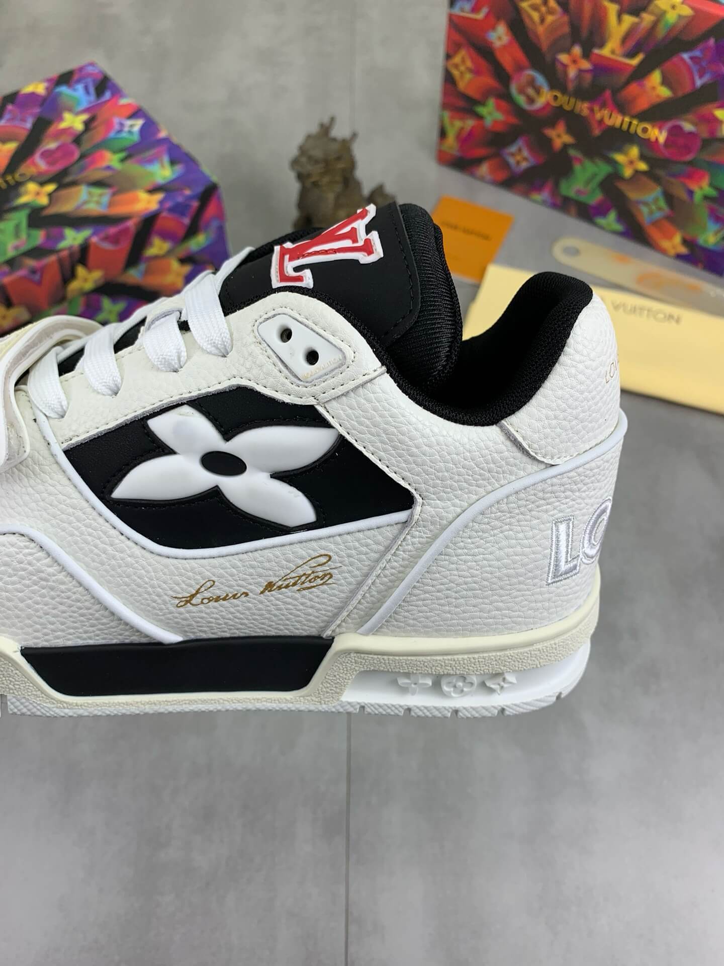 Zapatillas deportivas con tacón bordado