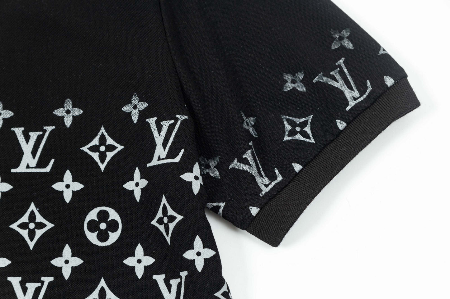 Polo con estampado completo de medio cuerpo