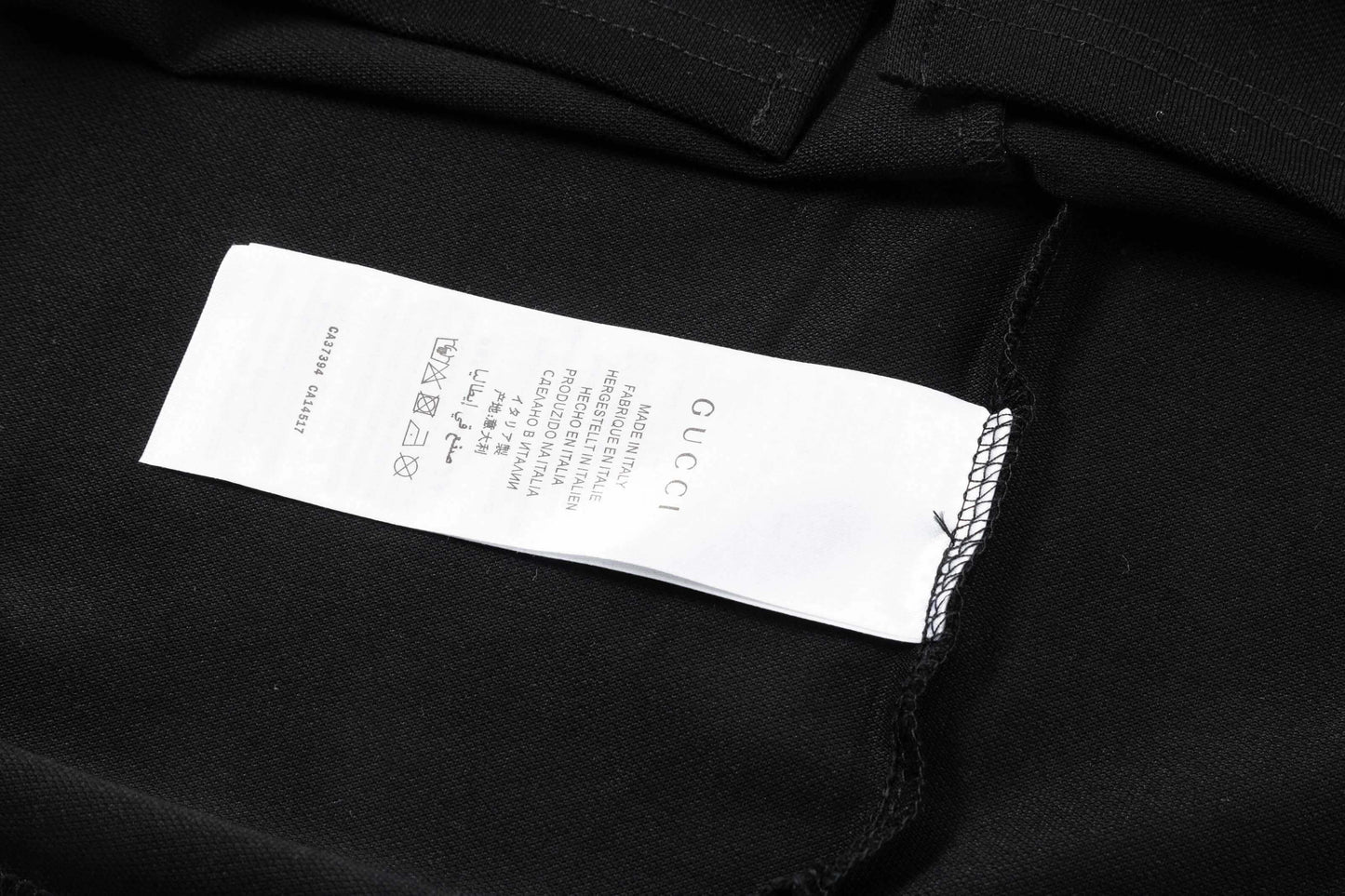 Polo con letras a rayas