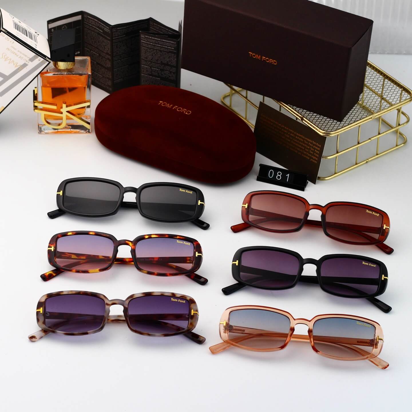 Gafas de sol minimalistas retro con montura cuadrada y patillas finas
