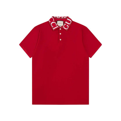 Camiseta polo con letras en el escote