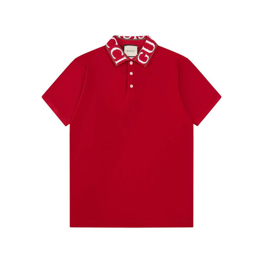 Camiseta polo con letras en el escote