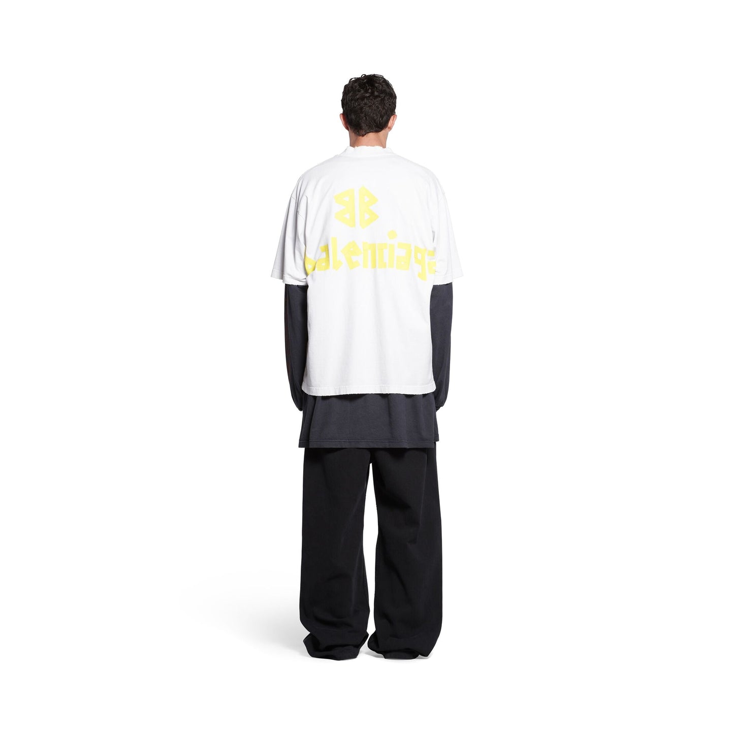 Camiseta con estampado de letras amarillas
