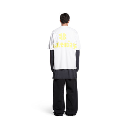 Camiseta con estampado de letras amarillas