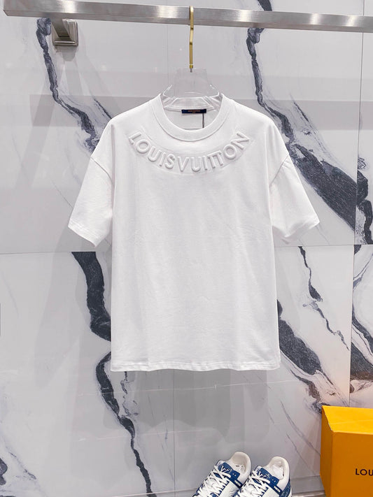 Camiseta con letras tridimensionales