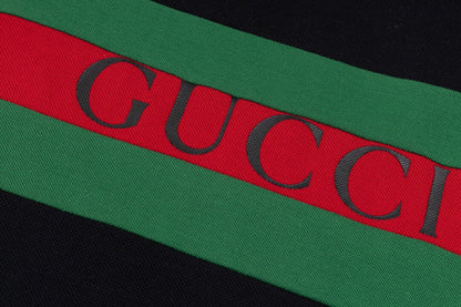 Camiseta polo de rayas rojas y verdes
