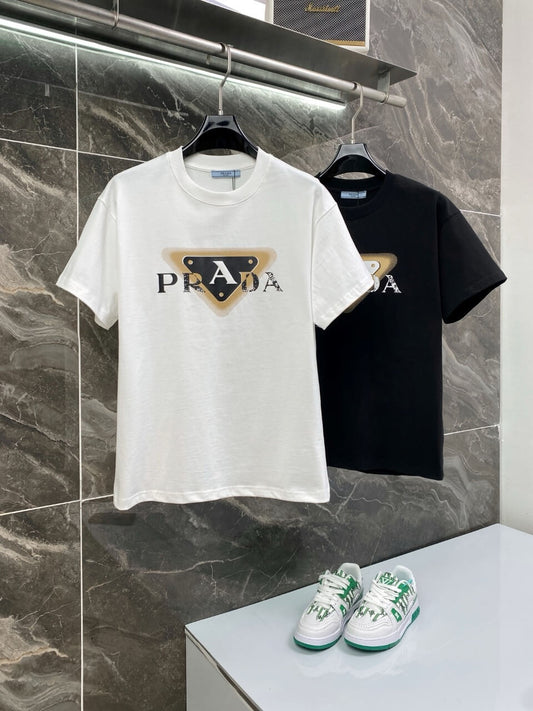 Camiseta con estampado de letras triangulares