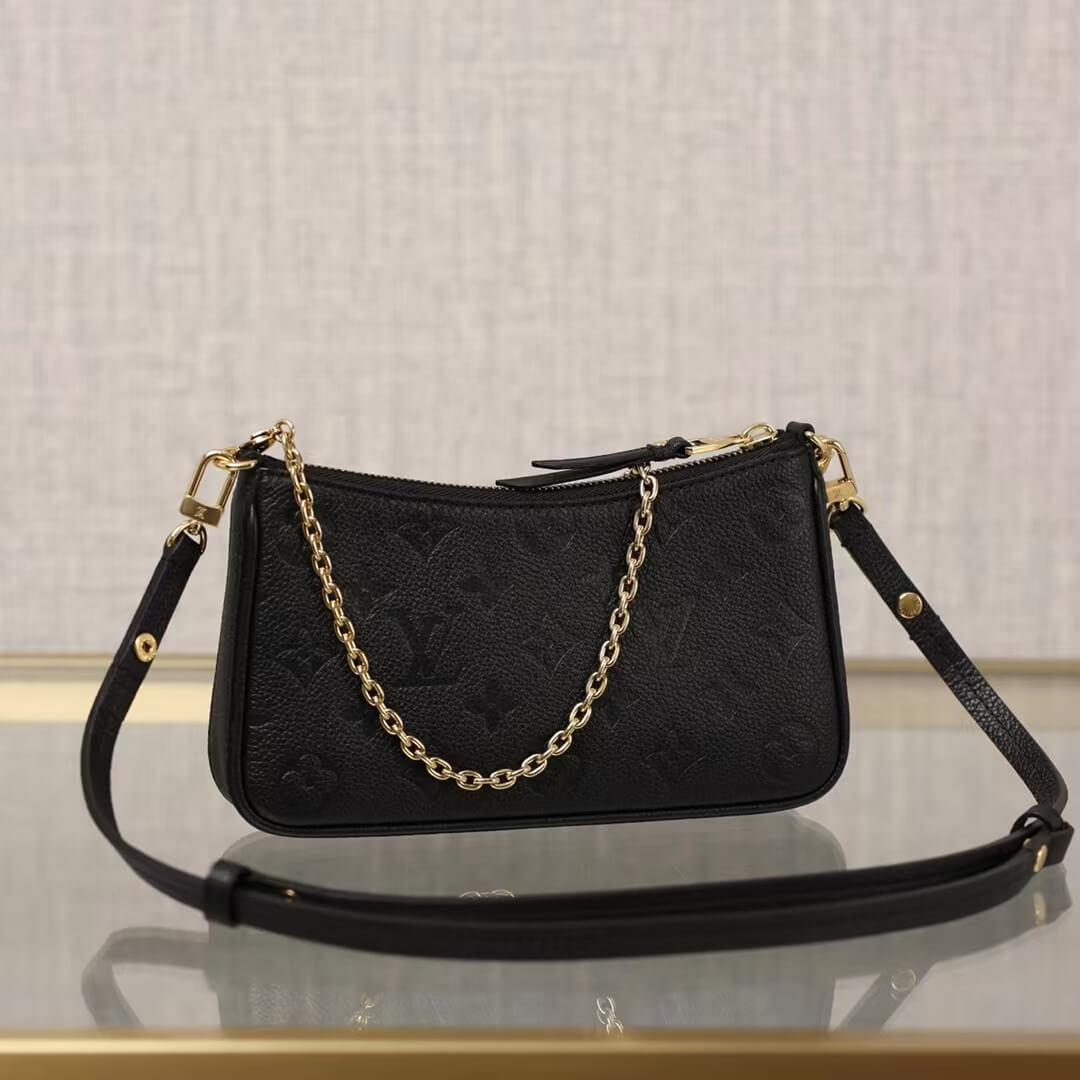 Bolso clásico con cadena en relieve y correa para el hombro bajo el brazo