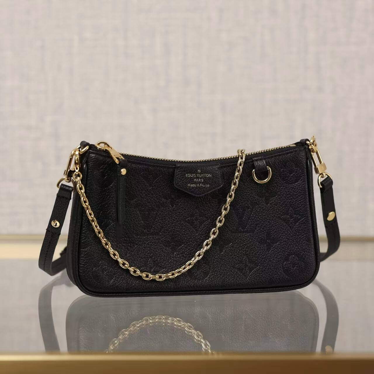 Bolso clásico con cadena en relieve y correa para el hombro bajo el brazo