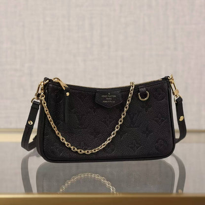 Bolso clásico con cadena en relieve y correa para el hombro bajo el brazo