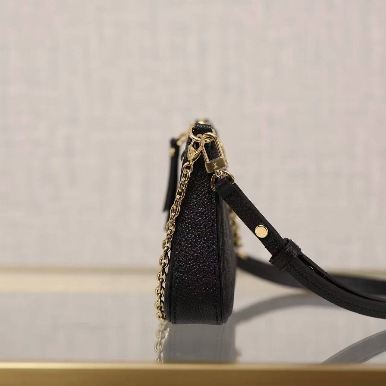 Bolso clásico con cadena en relieve y correa para el hombro bajo el brazo