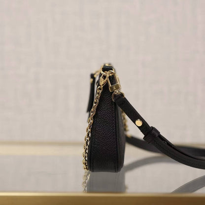 Bolso clásico con cadena en relieve y correa para el hombro bajo el brazo